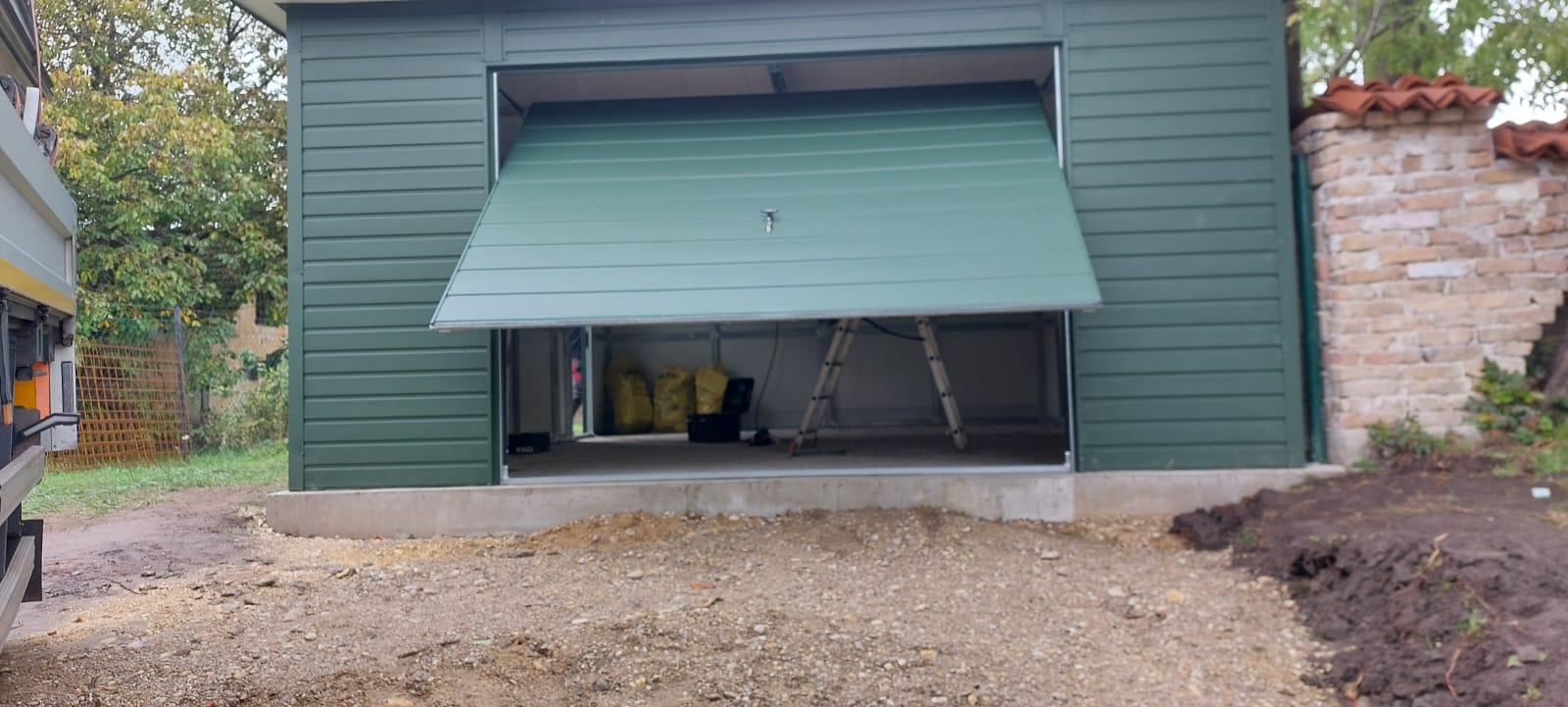 Isolierte Blechgarage aus Sandwichpaneelen – Bild 3