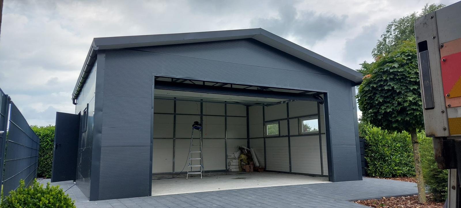 Isolierte Blechhalle aus Sandwichpaneelen 7,26 m x 6,26 m – Bild 2