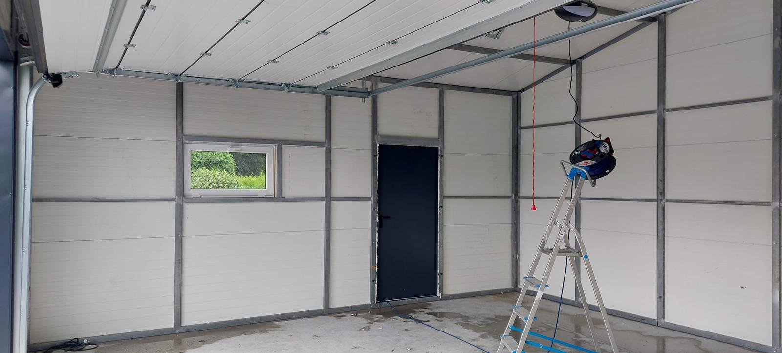 Isolierte Blechhalle aus Sandwichpaneelen 7,26 m x 6,26 m – Bild 6