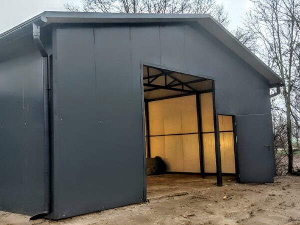 Isolierte Blechhalle aus Polyurethan-Sandwichpaneelen (60 mm)