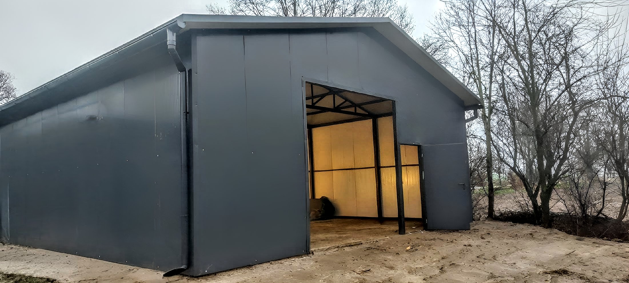 Isolierte Blechhalle aus Polyurethan-Sandwichpaneelen (60 mm)