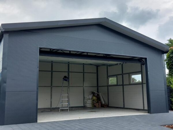 Isolierte Blechhalle aus Sandwichpaneelen 7,26 m x 6,26 m