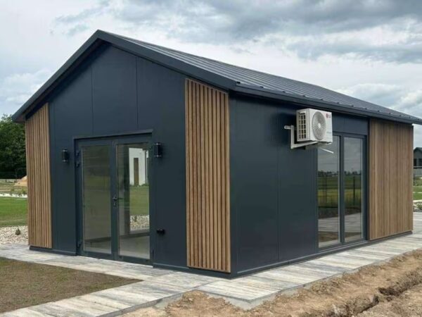 Blechgarage mit Satteldach und Sandwichpaneelen (100 mm) 5 m x 7 m
