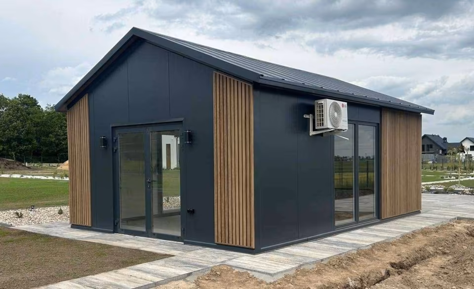 Blechgarage mit Satteldach und Sandwichpaneelen (100 mm) 5 m x 7 m