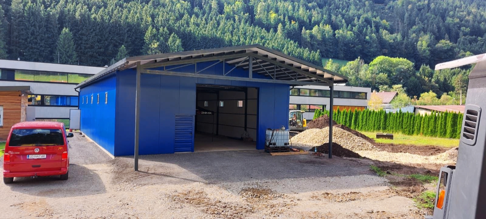 Isolierte Blechhalle mit Vordach aus Sandwichpaneelen (100 mm) aus Polyurethan – Bild 2