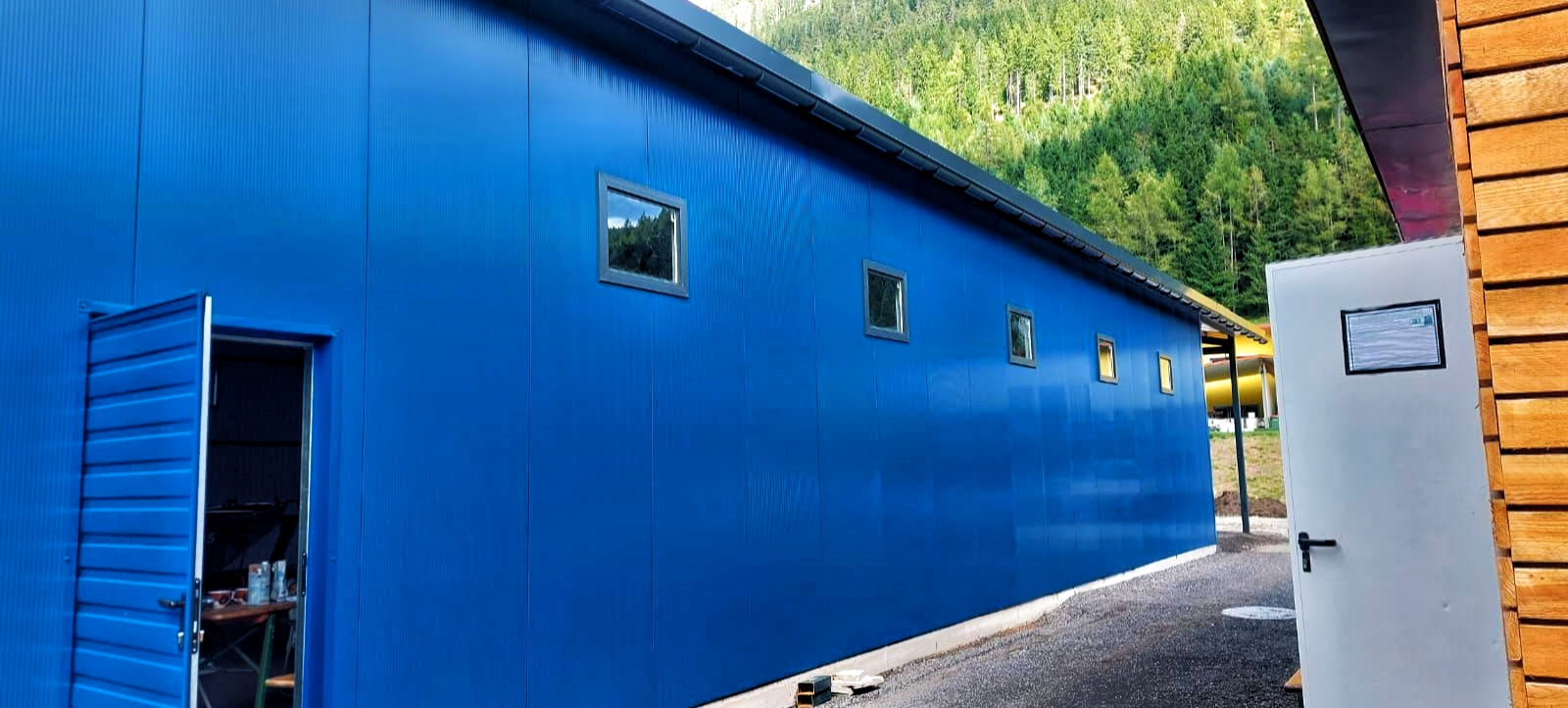 Isolierte Blechhalle mit Vordach aus Sandwichpaneelen (100 mm) aus Polyurethan – Bild 3