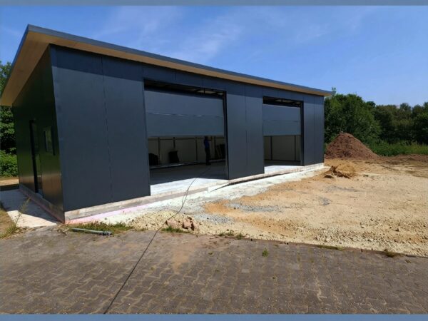 Isolierte Blechhalle mit Sandwichplatten (60 mm Isolierung)