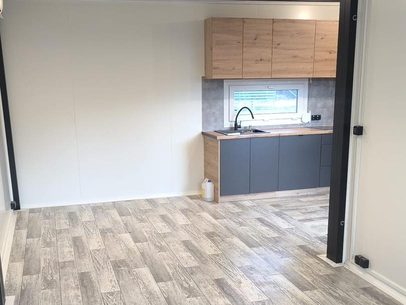 Tiny House / Wohnpavillon 8,00 × 3,00 m mit WC und Küchenzeile – Bild 10