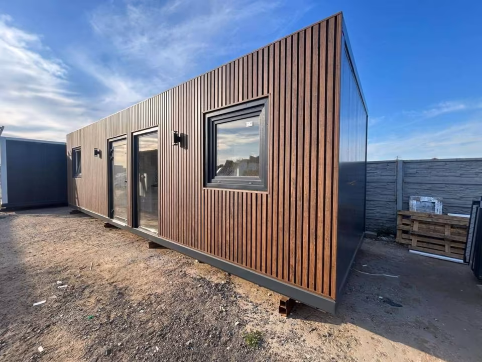 Wohncontainer / Tiny House 10,00 × 3,00 m – modern, vollisoliert, mit Küche und WC